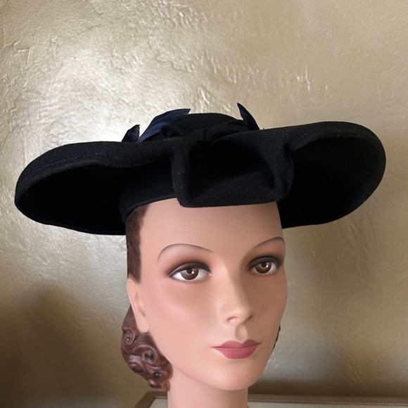 COMELY 1940s\' BLACK FELT WIDE BRIM HAT - FOLDED FRONT BRIM & BLUE FEATHER WINGS main image 10